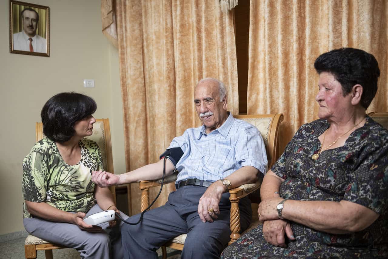 Die medizinische Betreuung ihrer Eltern teilt sich Dr. Hiyam Marzouqa mit ihrem Bruder, der ebenfalls Arzt ist.