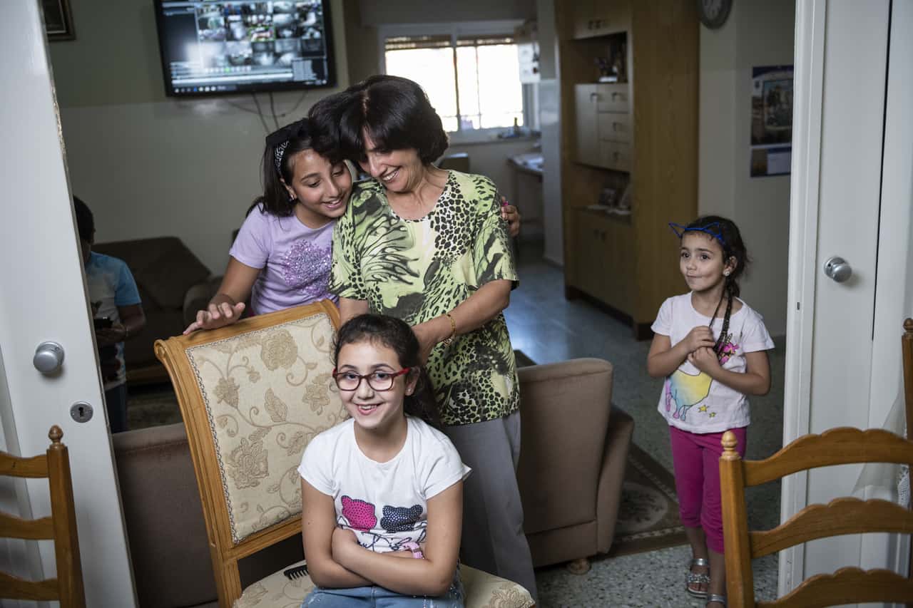 Dr. Hiyam Marzouqas Nichten sind überzeugt, dass ihre Tante die besten Zöpfe flechten kann.