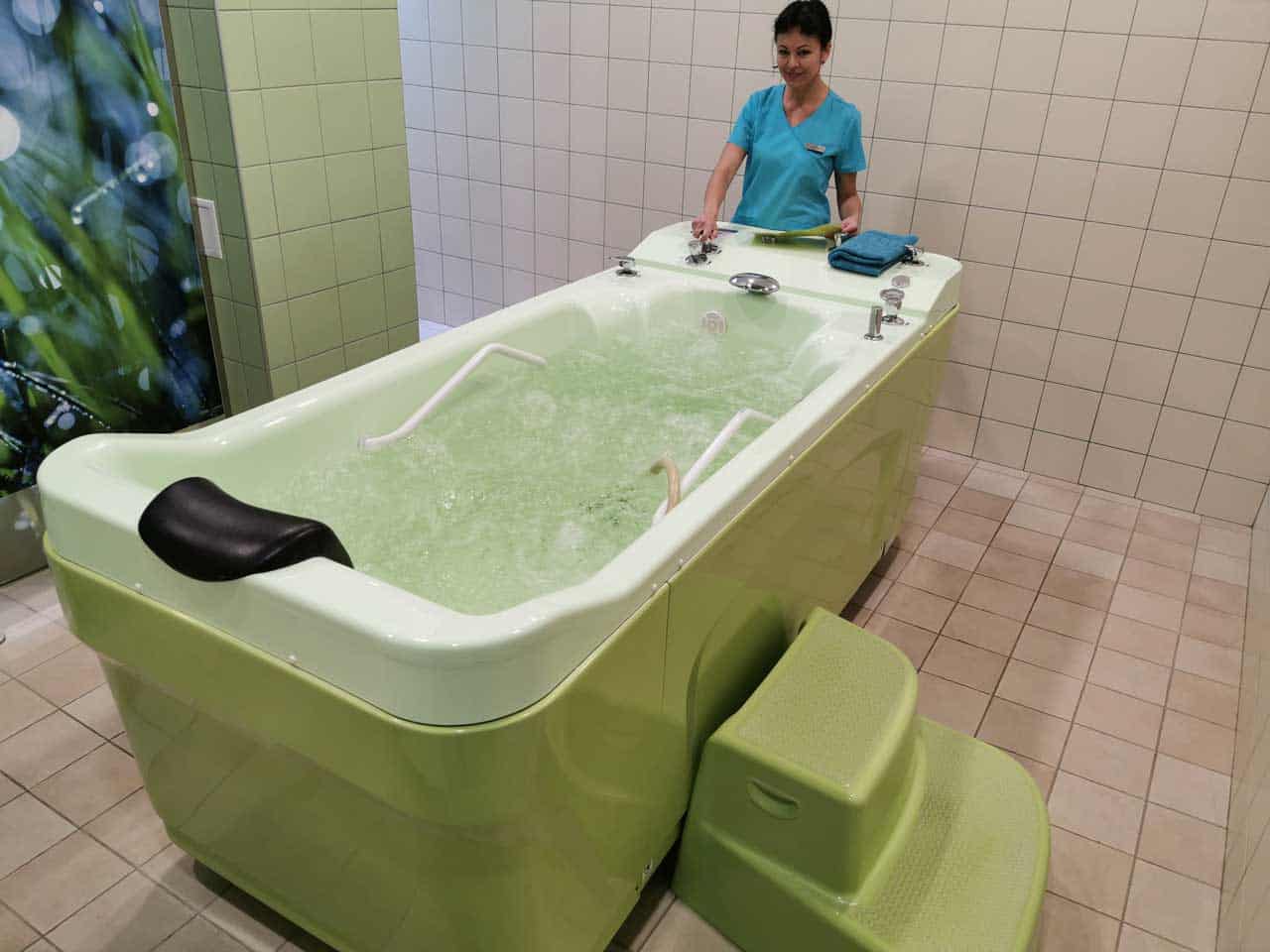 Minealwasserbad von deer Therapeutin eingelassen - Egles Spa (Litauen Spa Hotel)