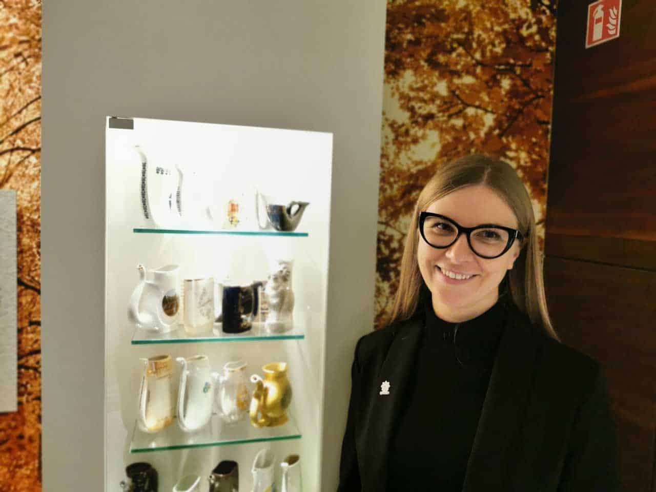 SPA Vilnius: Egle Domarkiene präsentiert den SPA Bereich und die Trinkgefäße um das Mineralwasser zu genießen. (Litauen Spa Hotel)