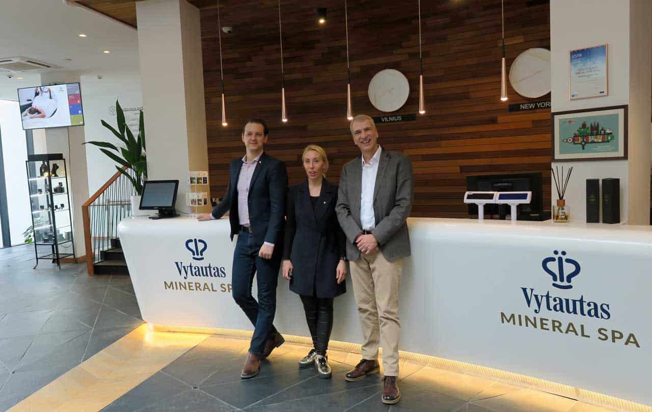 Hoteldirektor Robertas Lukosius Projektmanagerin und VIP Kunden Ansprechpartner Egle Kasakaityte und Verleger Stefan Fritsche (Litauen Spa Hotel)