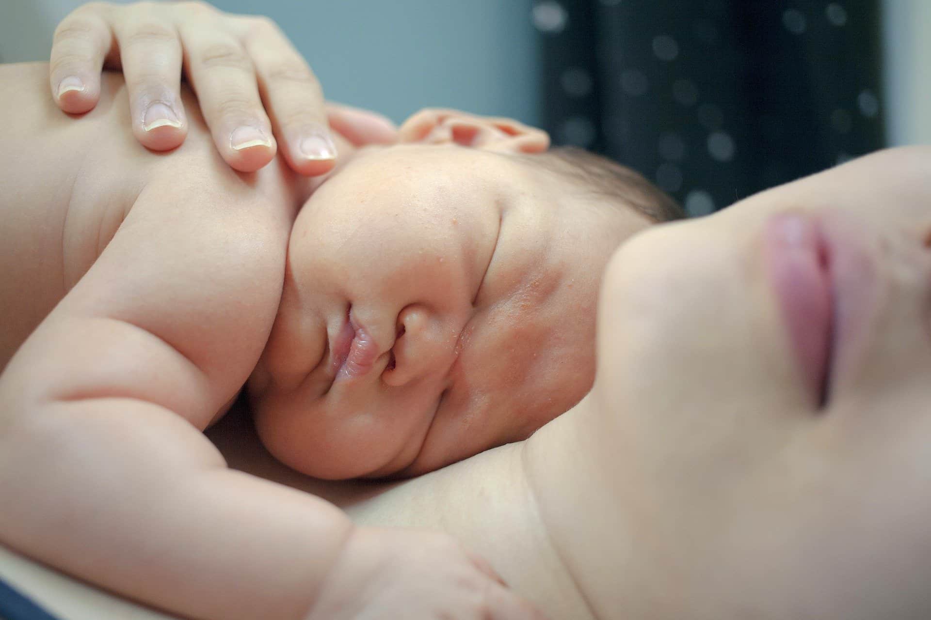 Babyschlaf: Nackte Haut auf nackter Haut: So schlafen Babys vor allem in den ersten Lebenstagen einfach am besten. Zudem hilft der Körperkontakt beim Bonding zwischen Eltern und Kind.