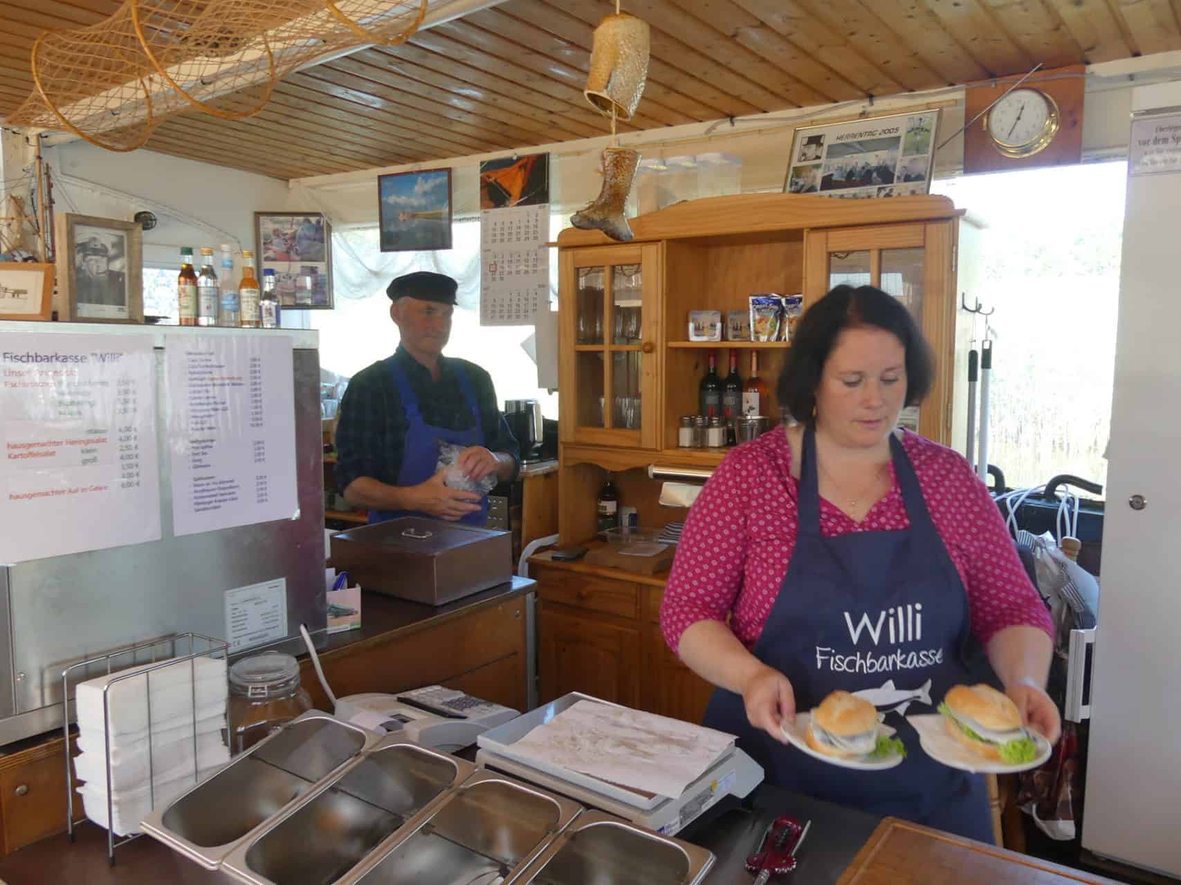 Fischer Türke beim Fischverkauf auf Hiddensee