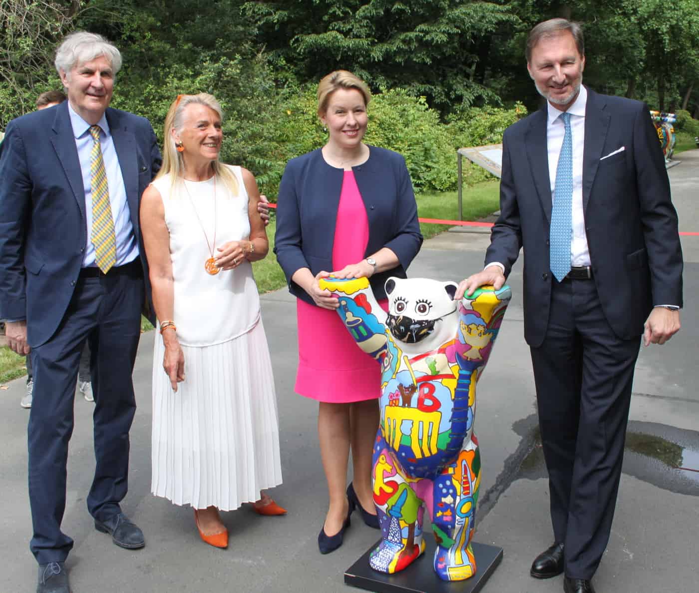 Tierpark Berlin (Direktor SA Knieriem Ministerin F. Giffey Buddybären-Ehepaarr Herlitz)