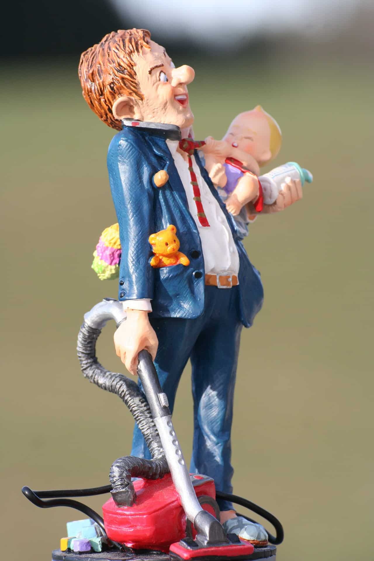 Hausmann mit Staubsauger und Baby - ohne Staubsaugerroboter