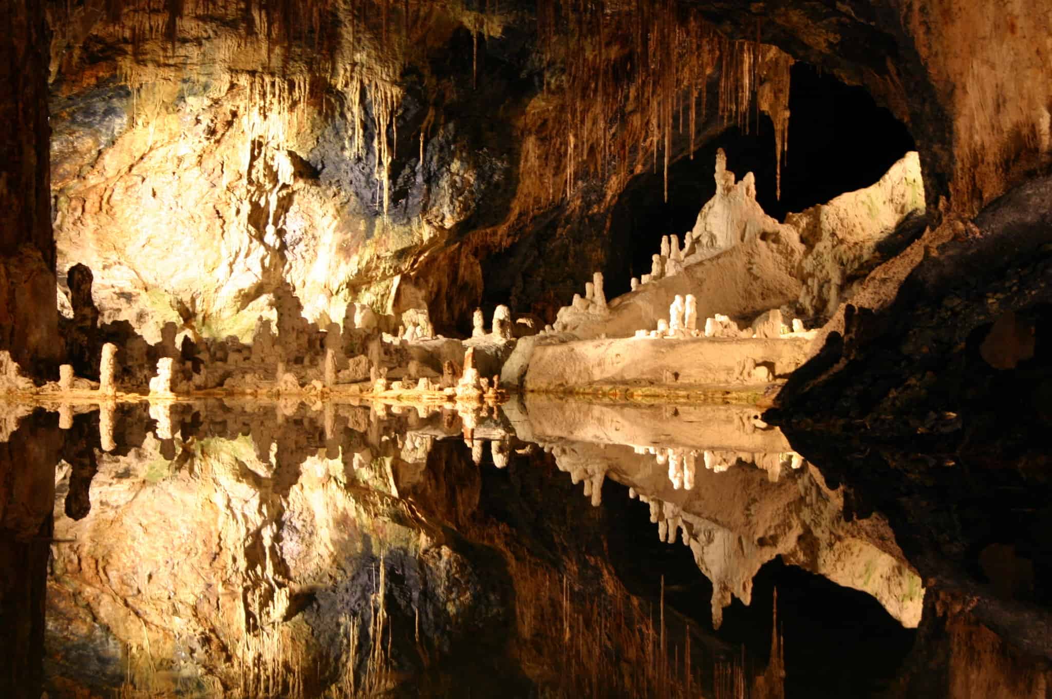 Märchendom in den Saalfelder Feengrotten (Urlaub Feengrotten Saalfeld) . Auch eine Hochzeit ist möglich.