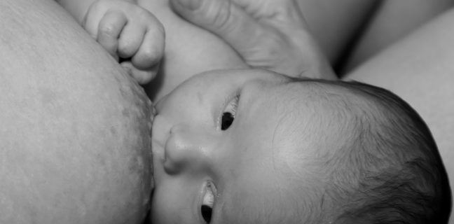 Stillen – Überraschung – Kurz nach der Geburt finden Babys allein zur Brust Stillen