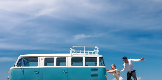 Mit dem Hochzeitsauto auf der Überholspur hochzeit, paar, liebe
