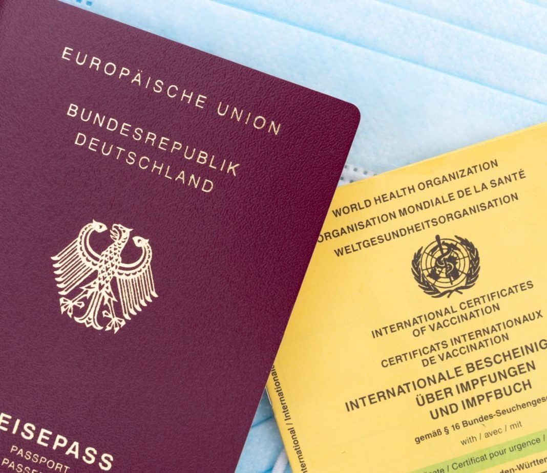 Impfpass kaufen – rechtliche Konsequenzen beim Nutzen gefälschter Impfausweise Impfpass kaufen, astrazeneca, reisepass, impfpass, impfung