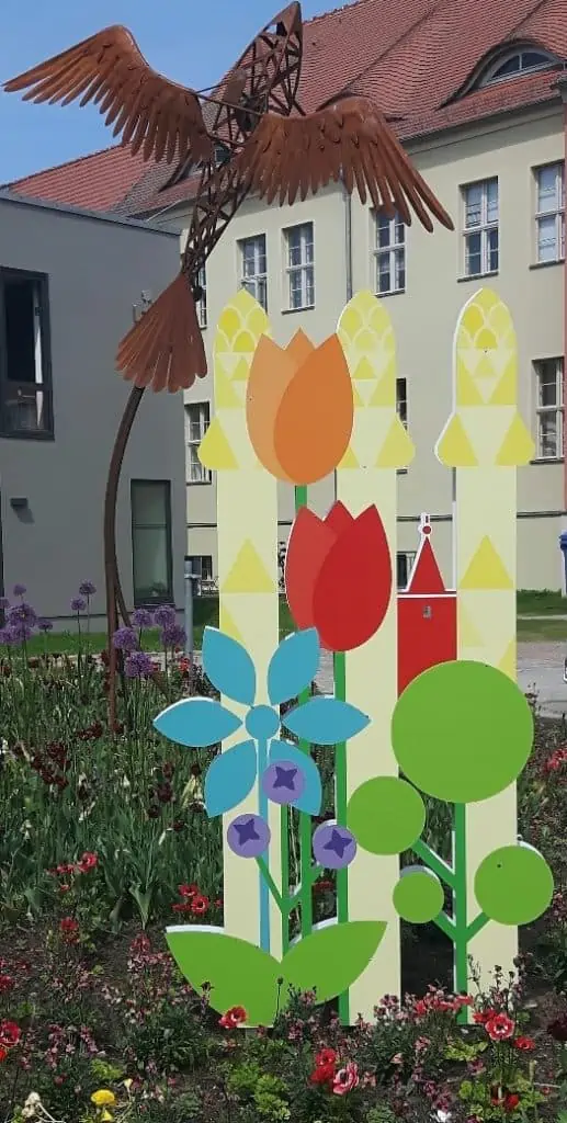 7. Brandenburger Landesgartenschau LAGA-Beelitz-Spargel-Symbol-am-Rathaus