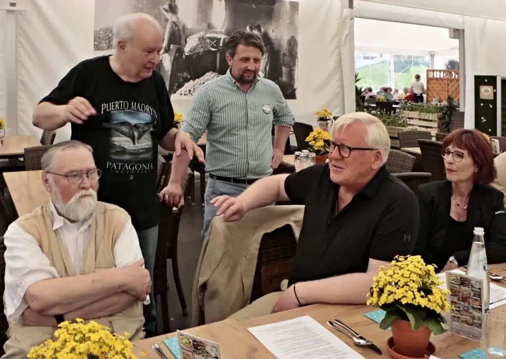 LAGA-Geschäftsführerin Marina Ringel, Geschäftsführer & Bürgermeister Bernhard Knuth, Timm Kleist vom Spargelhof Klaistow sowie CTOUR-Sprecher Hans-Peter Gaul (v. r.)