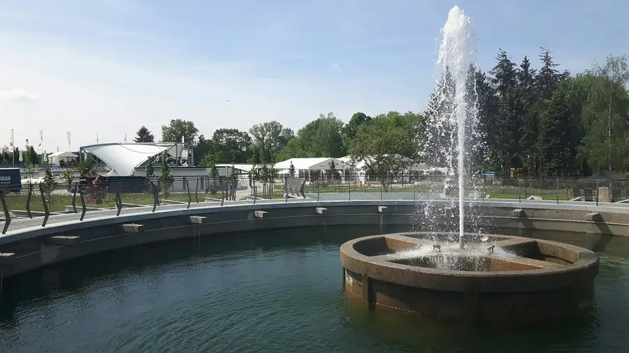 Springbrunnen mit Gastronomiebereich und Hauptbühne