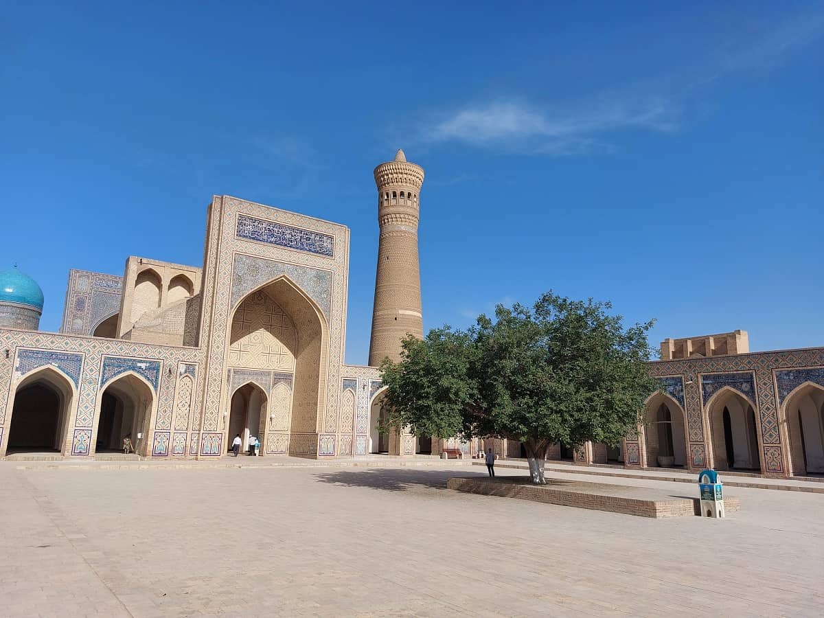Innenhof der Kalon-Moschee mit dem Kalon-Minarett. Foto: Dr. Ronald Keusch