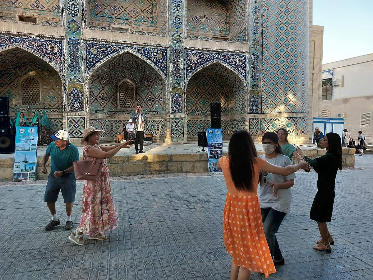 Das Publikum beginnt spontan zu tanzen. Foto: Dr. Ronald Keusch