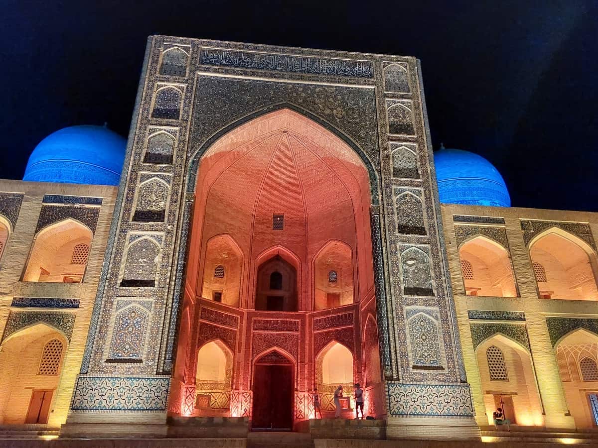 Nächtliche Licht-Show in der Altstadt von Buchara. Foto: Dr. Ronald Keusch