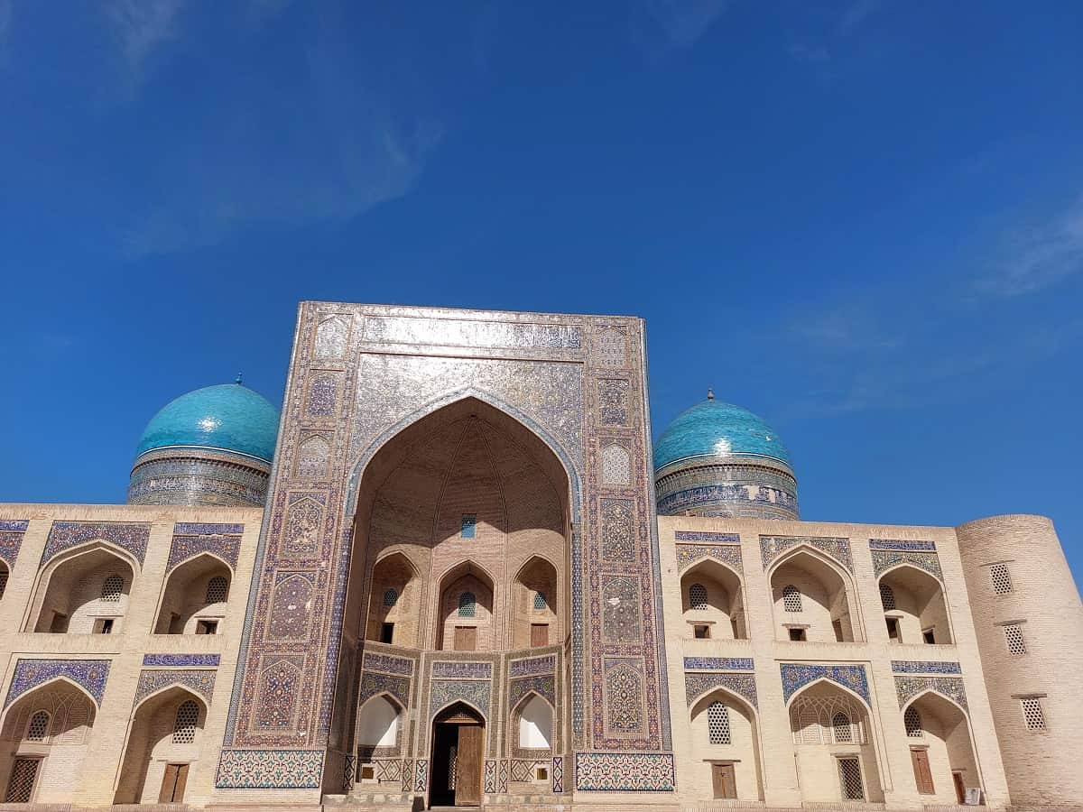 Eingangsportal der Mir-i-Arab-Medrese. Foto: Dr. Ronald Keusch