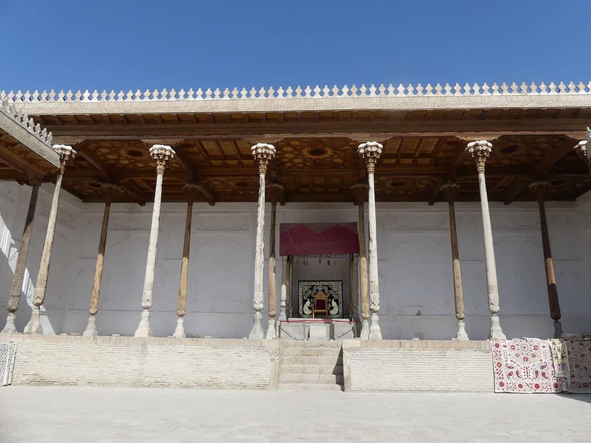 Marmorthron im Hof der Zitadelle. Foto: Dr. Ronald Keusch