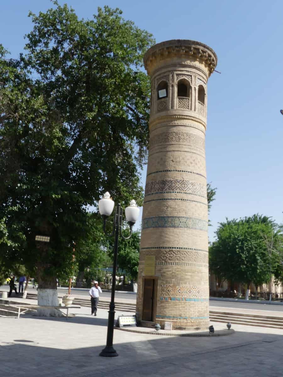 Minarett der Bolo-Hauz-Moschee. Foto: Dr. Ronald Keusch