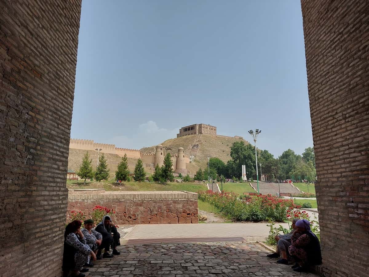 Die auf einer Anhöhe liegende Festung Hisor. Foto: Dr. Ronald Keusch