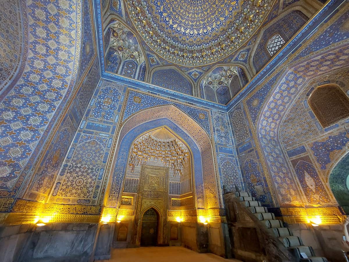 Prunkvoller Innenraum der Tilla-Kari-Medrese. Foto: Dr. Ronald Keusch