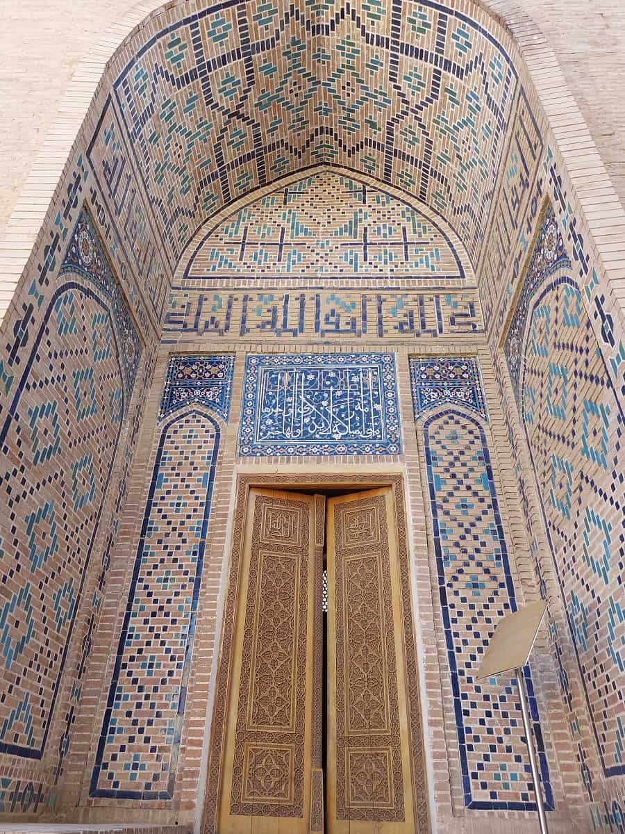 Mausoleen in Shohizinda - Jedes Mausoleum ist ein Kunstwerk. Foto: Dr. Ronald Keusch