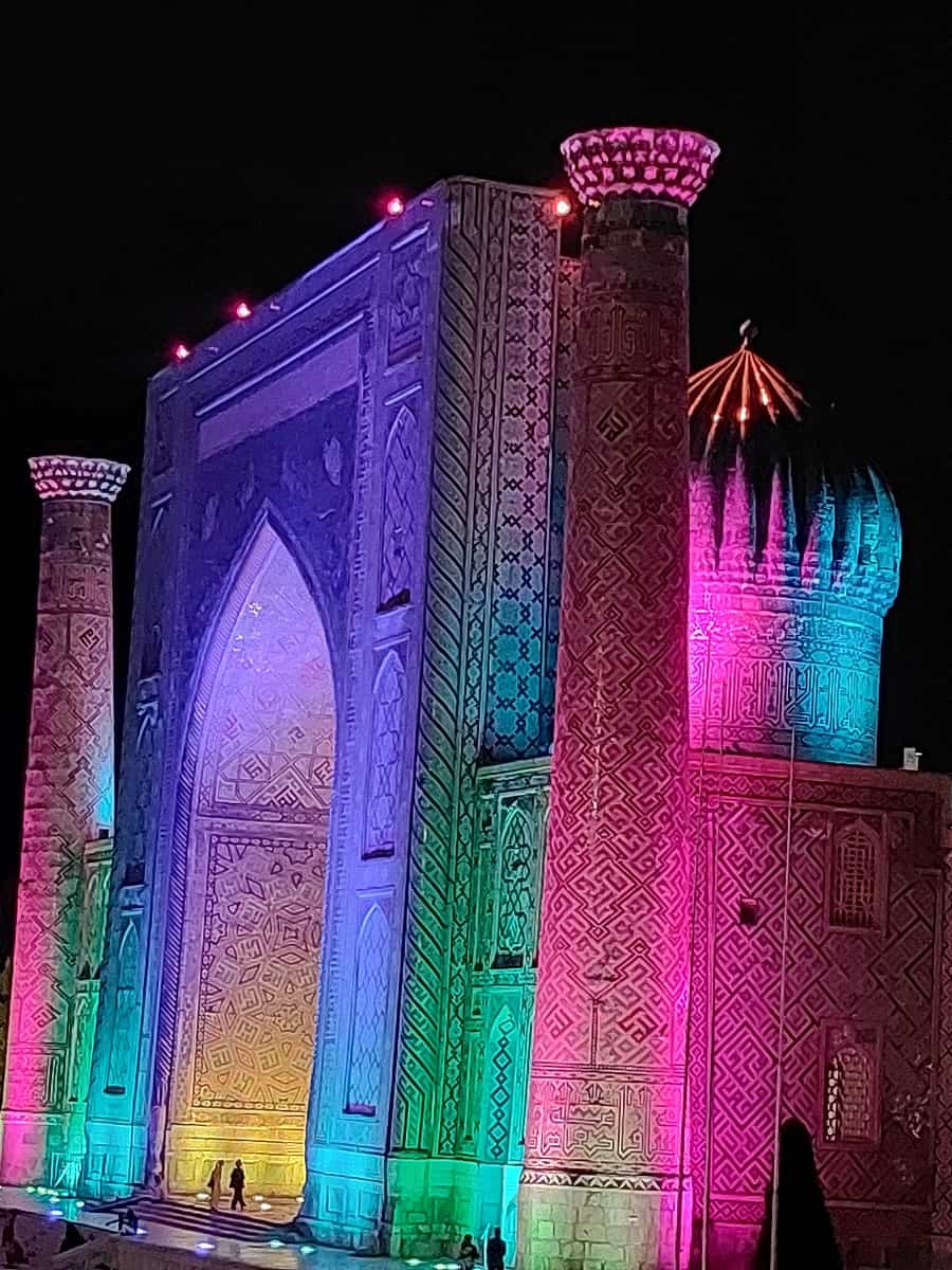 Auf dem Registan bei Nacht. Foto: Dr. Ronald Keusch