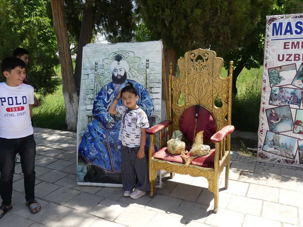 Früh übt sich, wer ein Emir werden will. Foto: Dr. Ronald Keusch