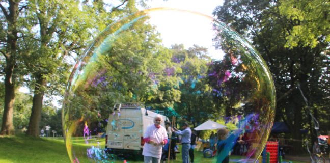 10 Wege, um eine Kindergeburtstagsparty großartig zu machen seifenblasen, groß, mensch