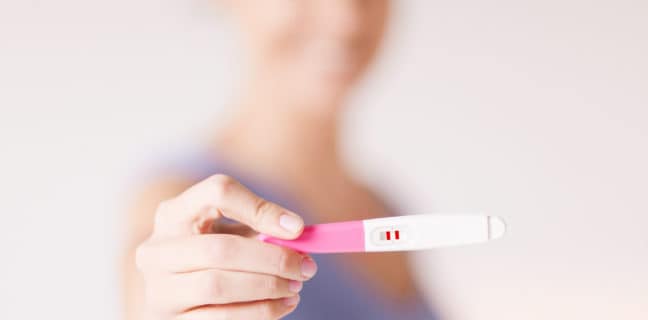 Wie es sich anfühlt, Kinder zu wollen: Zehn Geschichten aus dem wahren Leben Woman with pregnancy test