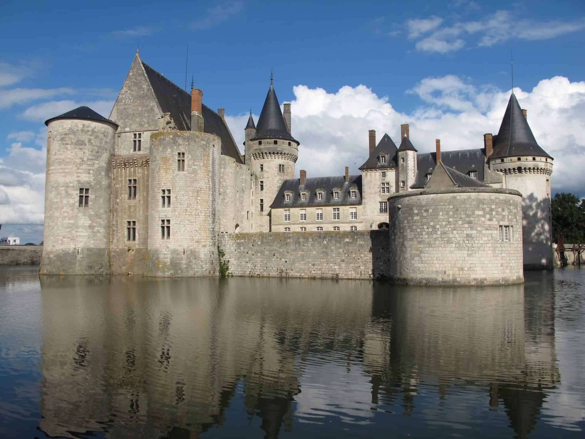chateau de sully sur loire, schloss sully an der loire, wasserschloss, The Loire Valley
