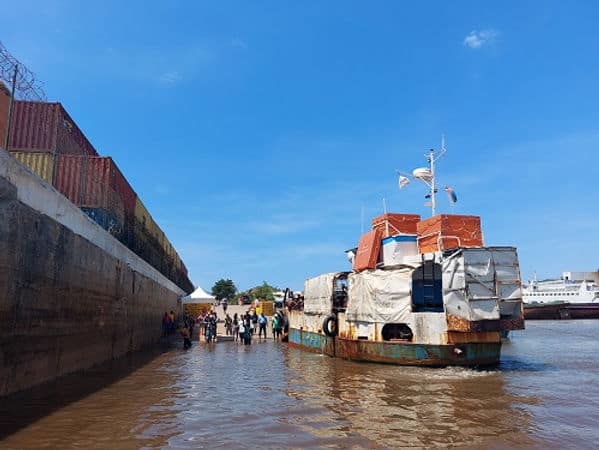 Landung am Kai in Mahajanga