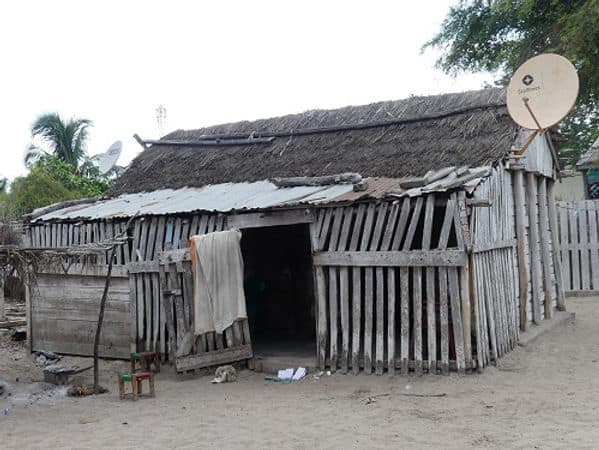 Hütte mit Satellitenschüssel