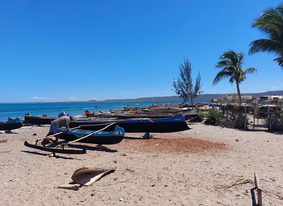 Pirogen auf der Düne in Sarodrano