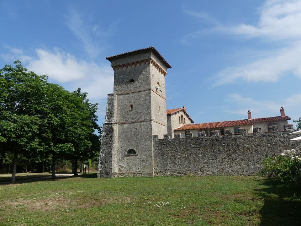 Das Gärtnerhaus mit dem Taubenturm in der Domaine de la Garenne Lemot