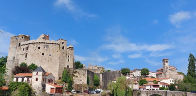 Der Weinberg von Nantes Das Städtchen Clisson an der Sèvre mit Burg und Kirche Notre Dame
