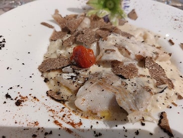 Die Spezialitäten der Provence - Trüffel und Wein - stehen auch im Restaurant der Feriendörfer auf der Speisekarte