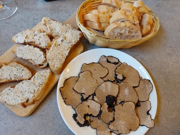 Die Spezialitäten der Provence - Trüffel und Wein - stehen auch im Restaurant der Feriendörfer auf der Speisekarte