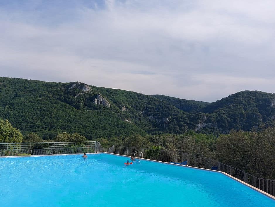 Blick vom Pool auf die Kalksteinfelsen der Cèze-Schlucht