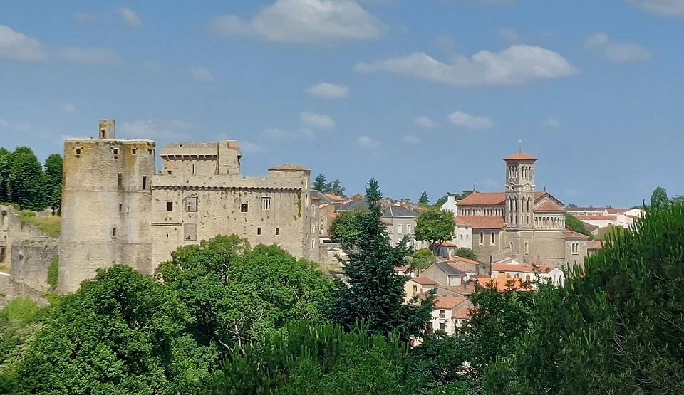 Blick vom Park auf die Burg