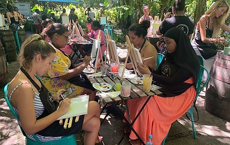 Malzirkel im Garten der Destillerie