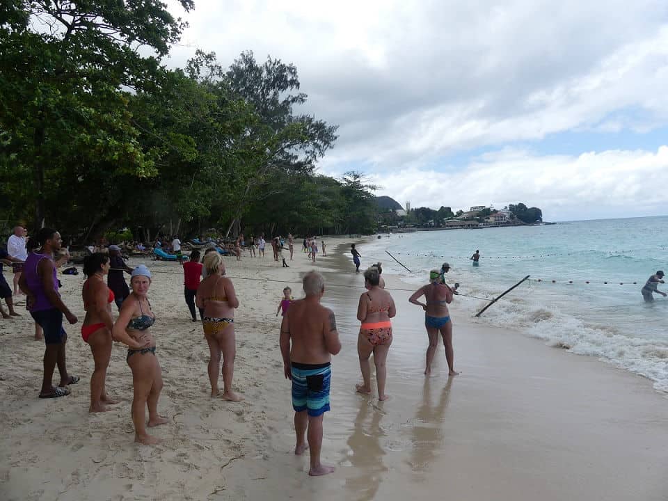 Am Strand von Beau Vallon holen Fischer ihren Fang ein