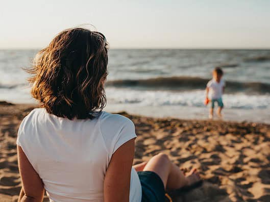 Top 20 Sehenswürdigkeiten von Estland für den Familienurlaub Photo Family at beach