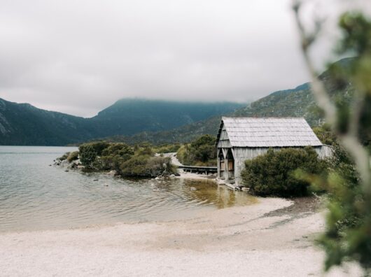 Top 20 Sehenswürdigkeiten von Georgien für den Familienurlaub Photo Family hiking
