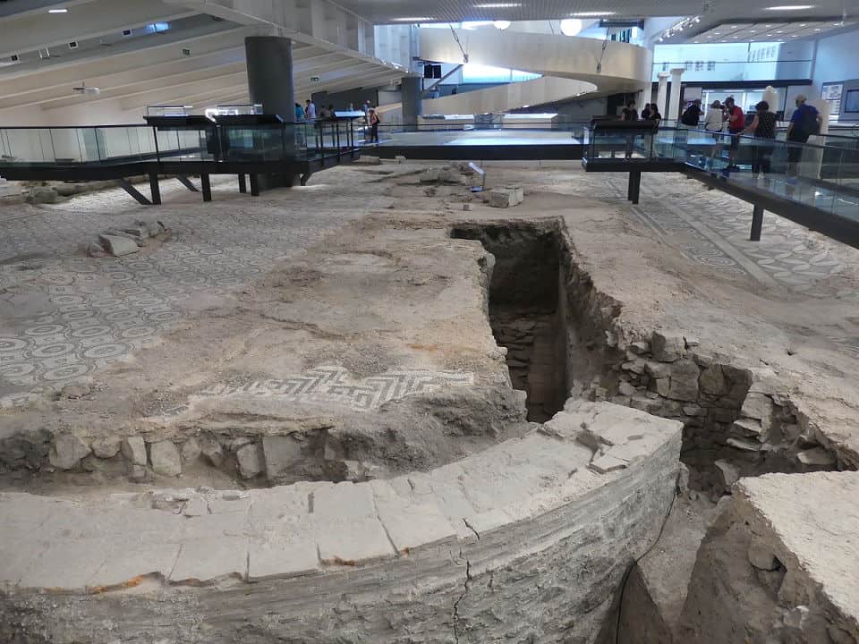 Über der Ausgrabungsstätte der Bischofsbasilika wurde ein moderner Museumsbau errichtet