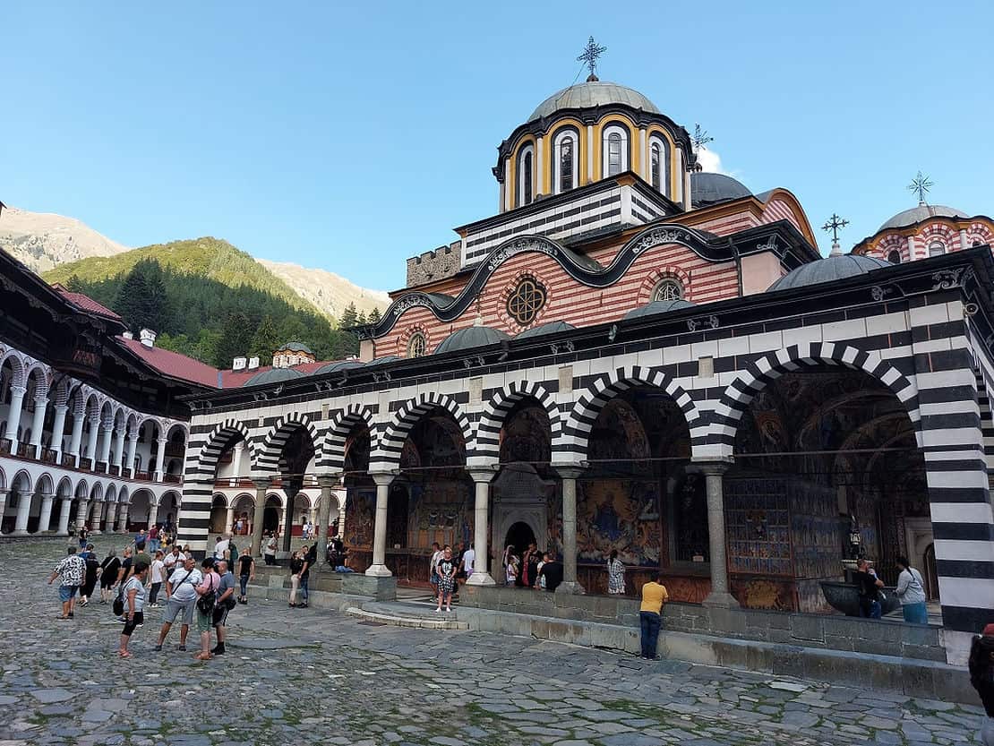 Klosterhof und Klosterkirche Sweta Bogorodiza des Rila-Klosters