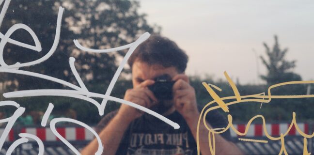 Narzissmus und Selbstwertgefühl: Wie du dein inneres Gleichgewicht findest Photo Mirror selfie