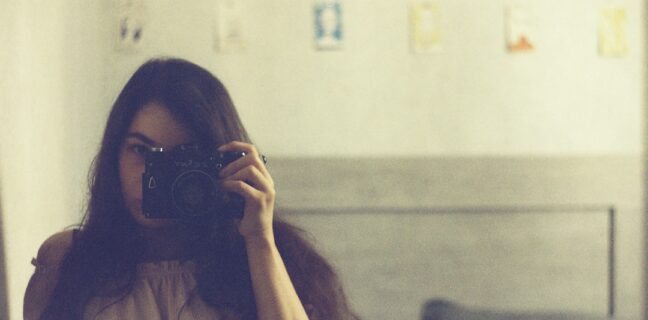 Narzissmus und Empathie: Wie du deine Beziehungen verbessern kannst Photo Mirror selfie