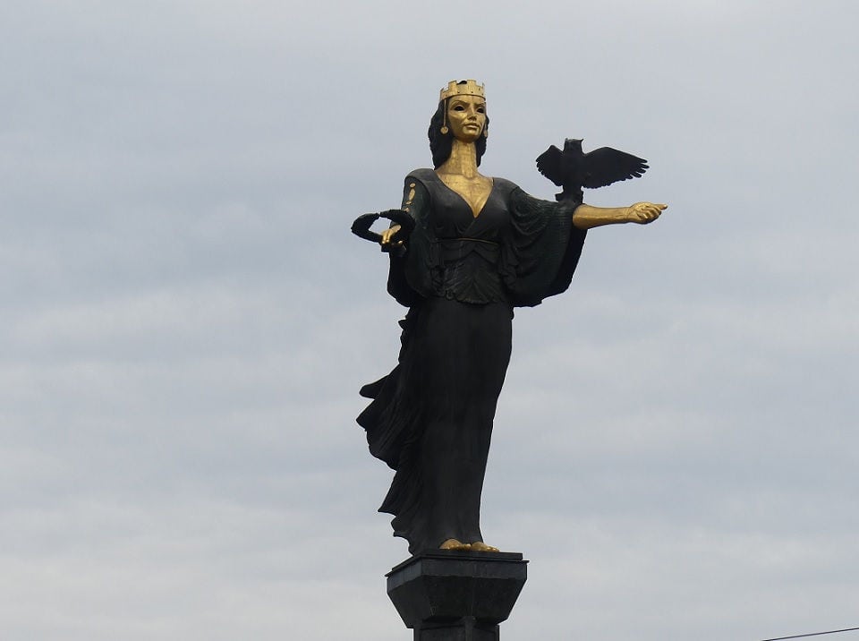 Statue der Heiligen Sofia, der Schutzpatronin der Stadt Sofia, mit Lorbeerkranz und Eule als Symbol der Weisheit