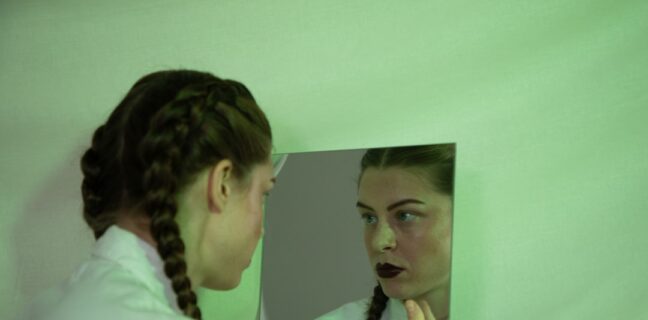 Die dunkle Seite des Narzissmus: Narzissmus und narzisstische Persönlichkeitsstörung Photo Mirror reflection