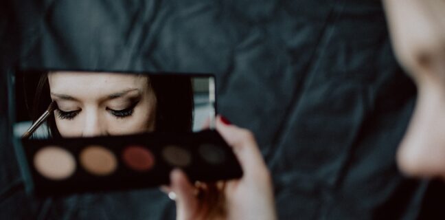 Narzissmus und Therapie: Wege zur Selbstreflexion Photo Mirror therapy